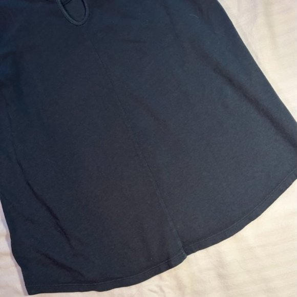 GAP Tee with Keyhole on Backside - Size M - NWT - Picture 4 of 9